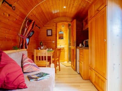 Hébergement insolite en Aquitaine : un intérieur en bois chaleureux avec coin cuisine.