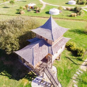 Hébergement insolite en Aquitaine : cabane en bois avec toit en pente et vue panoramique.
