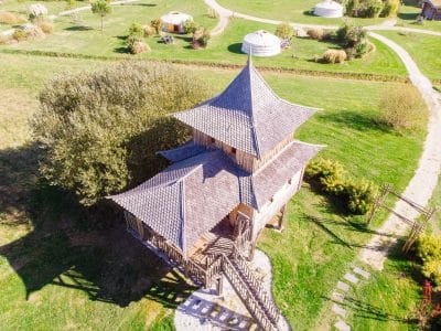 Hébergement insolite en Aquitaine : cabane en bois avec toit en pente et vue panoramique.