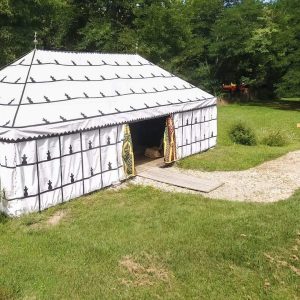 Hébergement insolite en Aquitaine : une yourte spacieuse entourée de verdure.