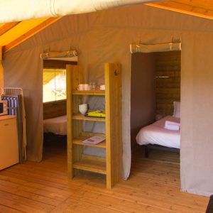 Tente lodge spacieuse en Aquitaine, avec kitchenette et lits confortables.