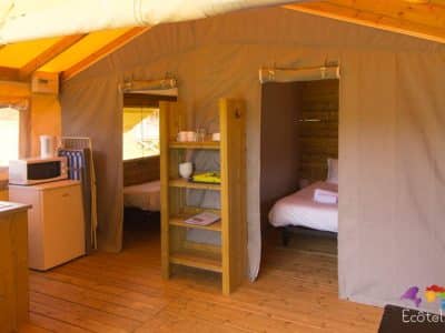 Tente lodge spacieuse en Aquitaine, avec kitchenette et lits confortables.
