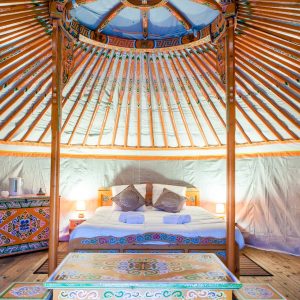 Yourte colorée et spacieuse en Aquitaine, décorée avec des motifs traditionnels.