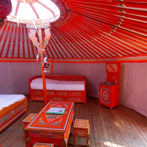 Yourte colorée en Aquitaine, avec un intérieur en bois et des motifs traditionnels.