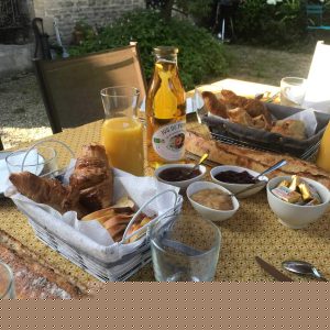 Petit-déjeuner gourmand en terrasse dun gîte insolite en Basse-Normandie.