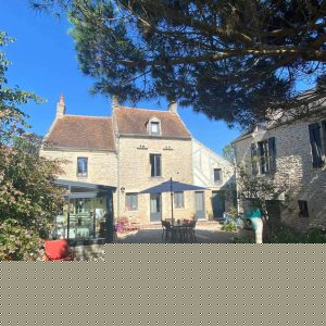 Hébergement insolite en Basse-Normandie, maison en pierre avec jardin fleuri.