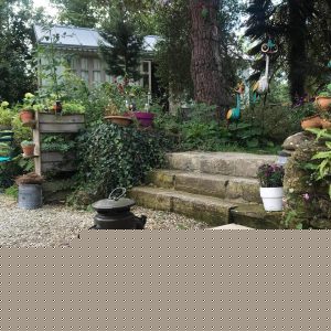 Hébergement insolite en Basse-Normandie, avec une lanterne vintage et un jardin verdoyant.