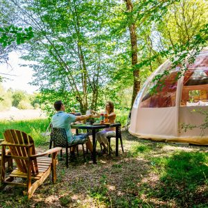 Dôme transparent en pleine nature, idéal pour un séjour romantique en Aquitaine.