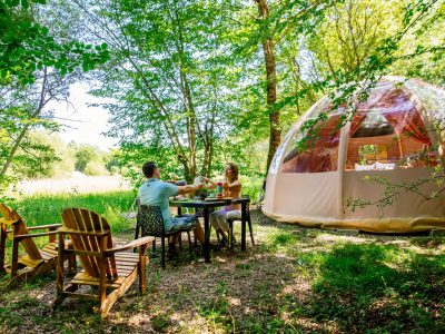 Dôme transparent en pleine nature, idéal pour un séjour romantique en Aquitaine.