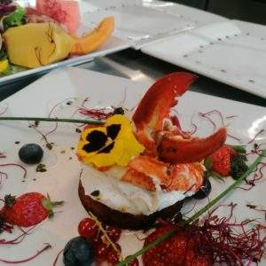 Dégustation gastronomique dans un hébergement insolite, avec un plat raffiné de fruits de mer.