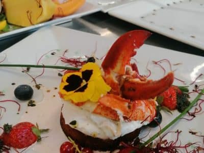 Dégustation gastronomique dans un hébergement insolite, avec un plat raffiné de fruits de mer.