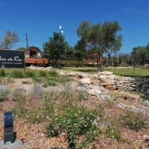 Hôtel insolite Les Prés du Roy, avec chambres entourées de verdure et de fleurs.