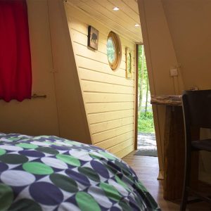Hébergement insolite en Île-de-France : chambre cosy avec vue sur la nature.