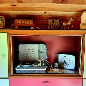 Hébergement insolite à Centre avec un décor vintage et un tourne-disque rétro.