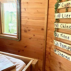 Cabane en bois à Auvergne-Rhône-Alpes, avec décor naturel et vue sur la forêt.