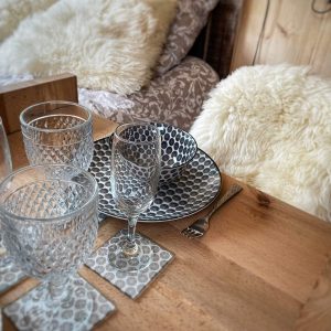 Table élégamment dressée dans un hébergement insolite en Aquitaine.