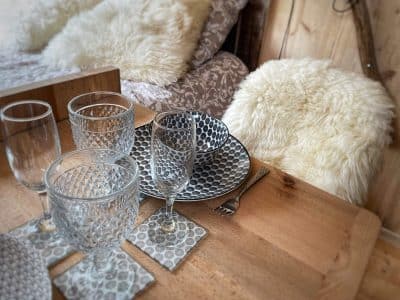 Table élégamment dressée dans un hébergement insolite en Aquitaine.
