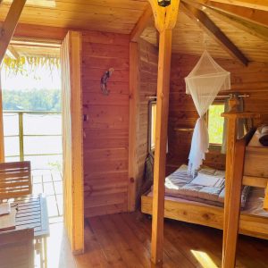 Cabane en bois avec lit superposé et vue sur la nature en Auvergne-Rhône-Alpes.