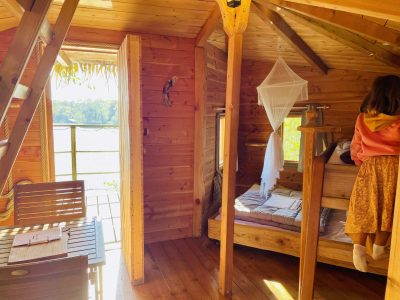 Cabane en bois avec lit superposé et vue sur la nature en Auvergne-Rhône-Alpes.