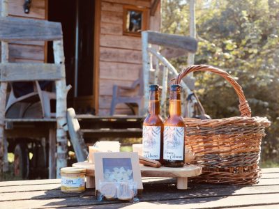 Cabane en bois en Auvergne-Rhône-Alpes, avec panier et boissons sur la table.