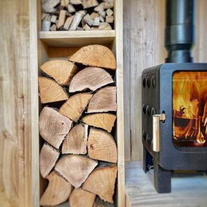 Hébergement insolite en Aquitaine avec un poêle à bois et du bois de chauffage.