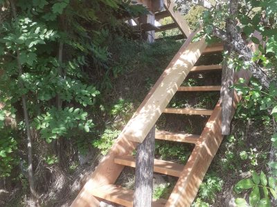 Escalier en bois menant à un hébergement insolite dans la nature, Provence-Alpes-Côte dAzur.