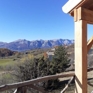 Cabane en bois avec vue panoramique sur les montagnes de Provence-Alpes-Côte dAzur.