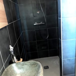 Douche moderne en pierre dans un hébergement insolite en Provence-Alpes-Côte dAzur.
