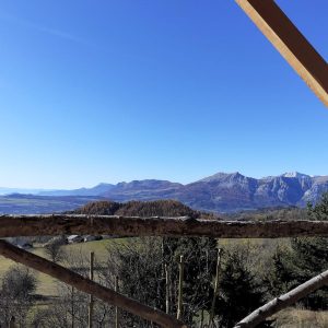 Cabane perchée en Provence-Alpes-Côte dAzur, vue panoramique sur les montagnes.