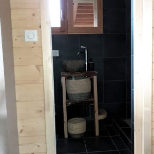 Douche en bois dans un hébergement insolite en Provence-Alpes-Côte dAzur.