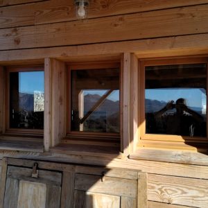 Cabane en bois avec fenêtres panoramiques sur les montagnes en Provence-Alpes-Côte dAzur.