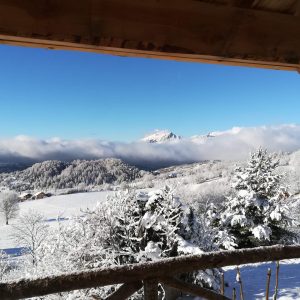 Cabane en bois avec vue panoramique sur les montagnes enneigées en Provence-Alpes-Côte dAzur.