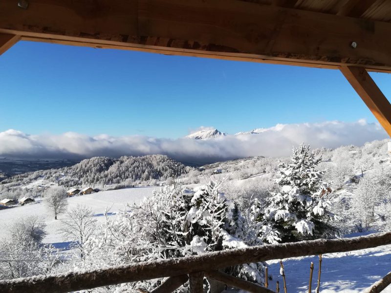 Chalet en montagne avec vue panoramique sur les paysages enneigés.