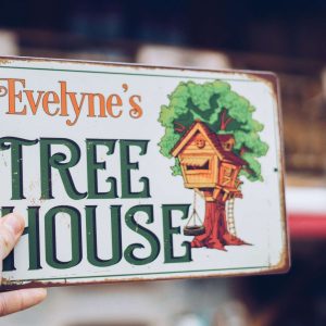 Cabane dans les arbres à Auvergne-Rhône-Alpes, avec une belle enseigne colorée.