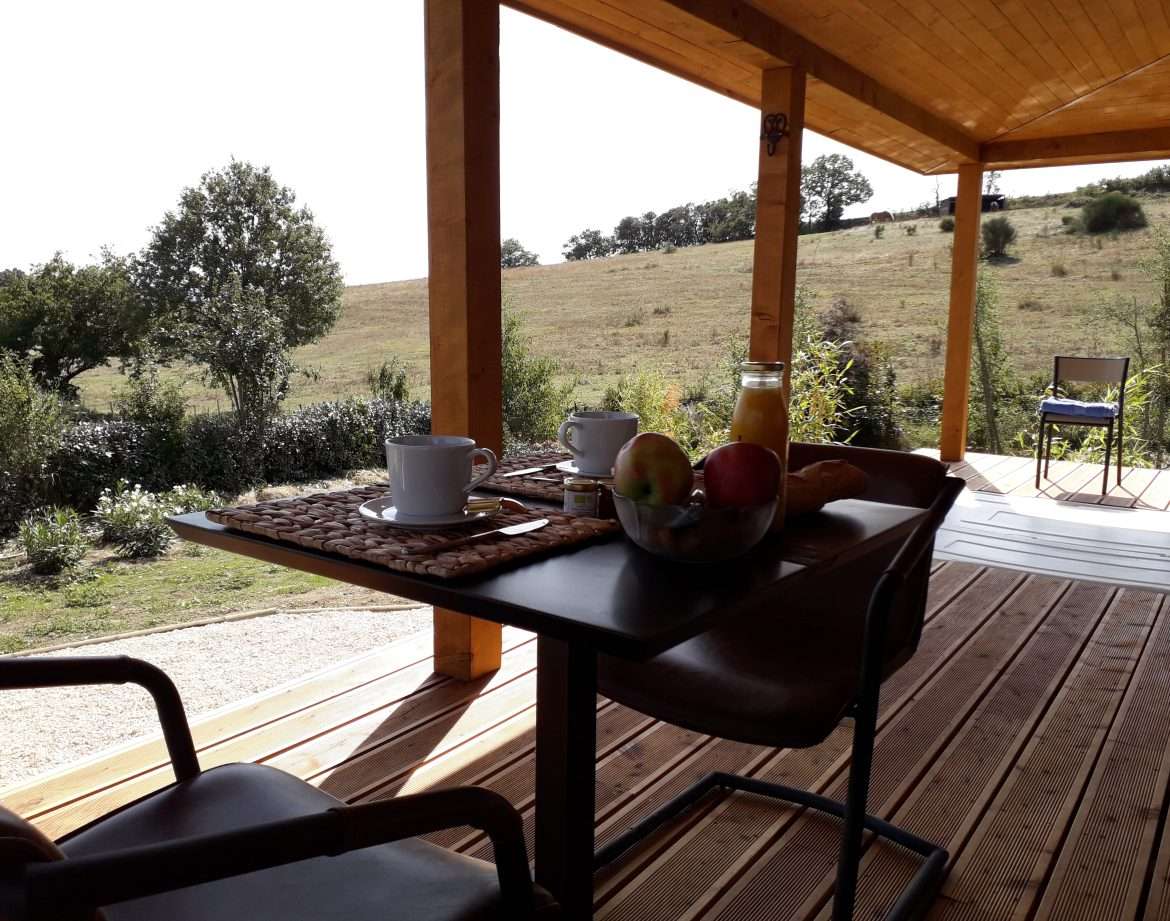 Hébergement insolite en Languedoc-Roussillon avec terrasse et vue sur la nature.