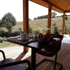 Hébergement insolite en Languedoc-Roussillon avec terrasse et vue sur la nature.