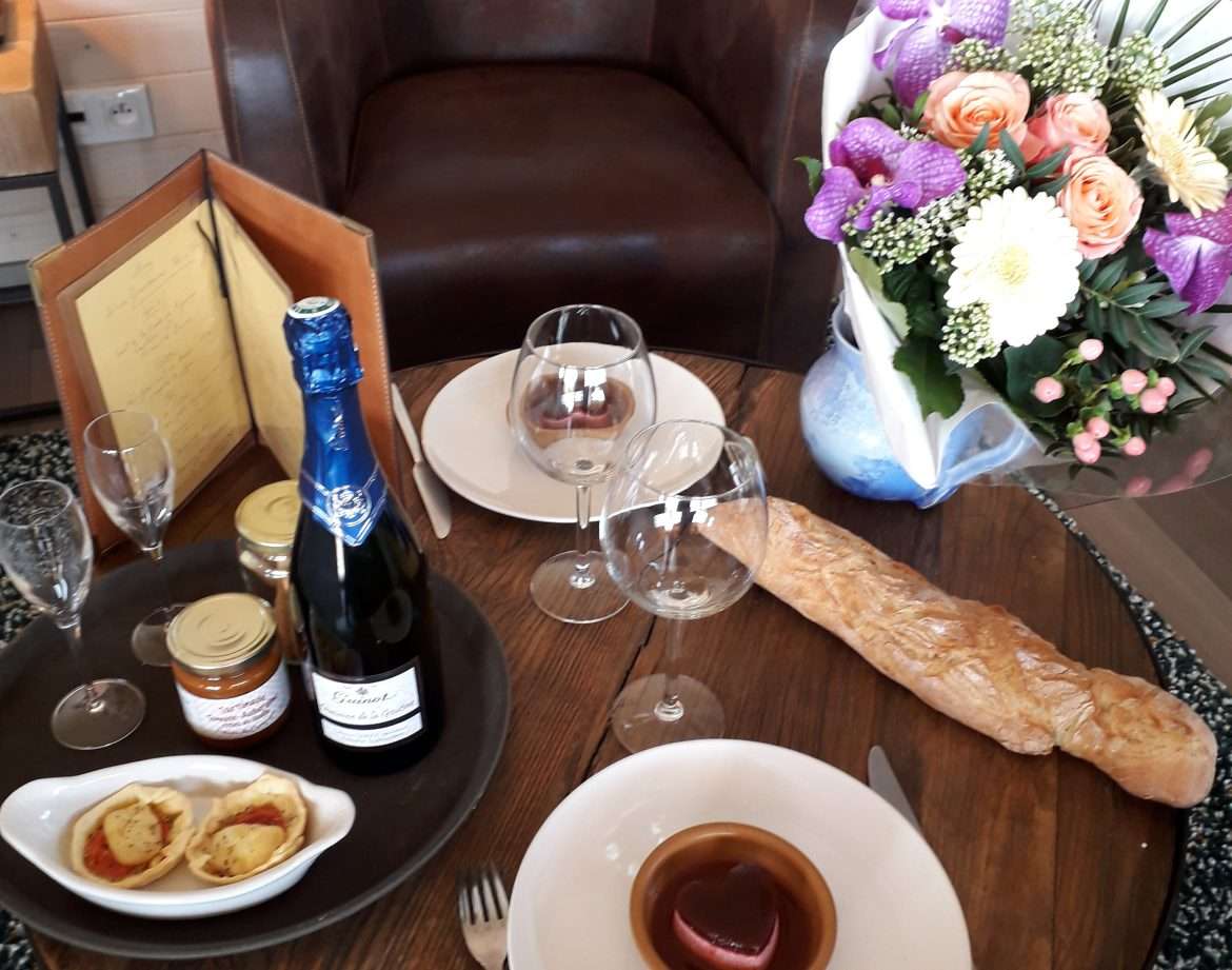 Hébergement insolite en Languedoc-Roussillon, table élégamment dressée avec fleurs.