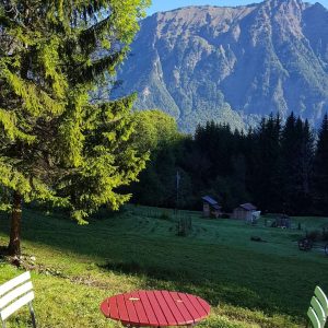Hébergement insolite en Auvergne-Rhône-Alpes avec terrasse et vue sur les montagnes.
