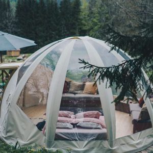 Dôme transparent en pleine nature, offrant un séjour unique en Auvergne-Rhône-Alpes.