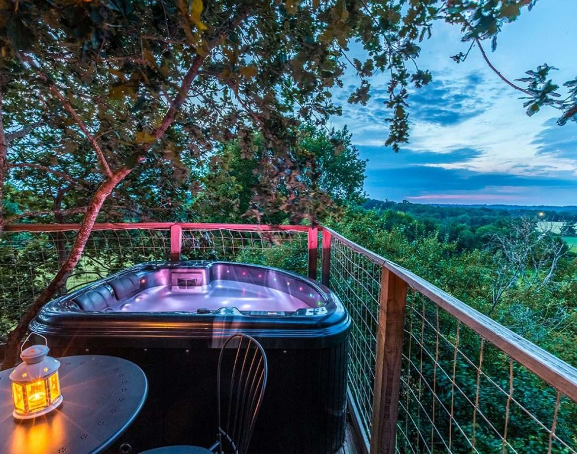 Hébergement insolite en cabane avec jacuzzi, vue imprenable sur la nature.
