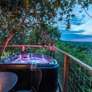 Hébergement insolite en cabane avec jacuzzi, vue imprenable sur la nature.