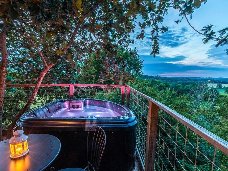 Hébergement insolite en cabane avec jacuzzi, vue imprenable sur la nature.