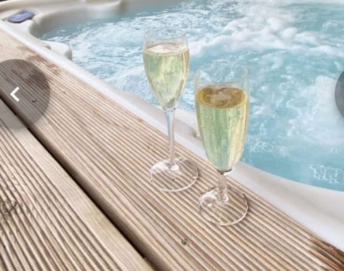 Hébergement insolite en Languedoc-Roussillon avec jacuzzi et flûtes de champagne.