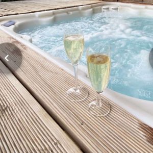 Hébergement insolite en Languedoc-Roussillon avec jacuzzi et flûtes de champagne.