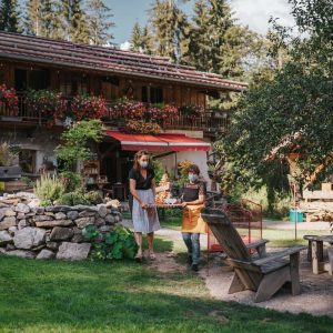 Hébergement insolite en Auvergne-Rhône-Alpes, avec un chalet fleuri et un jardin accueillant.