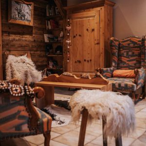 Hébergement insolite en Auvergne-Rhône-Alpes, salon chaleureux avec fauteuils en bois.