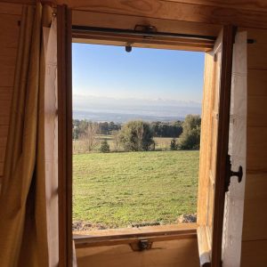 Vue panoramique depuis un chalet en bois, entouré de verdure à Languedoc-Roussillon.