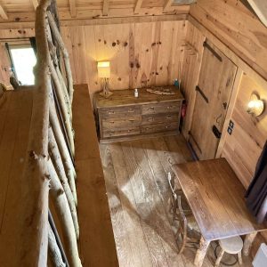 Cabane en bois au Languedoc-Roussillon, avec un intérieur chaleureux et naturel.