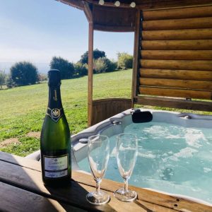 Hébergement insolite en Languedoc-Roussillon avec jacuzzi et vue panoramique.