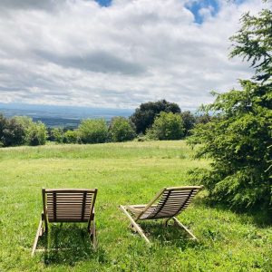 Hébergement insolite en Languedoc-Roussillon avec chaises longues et vue panoramique.